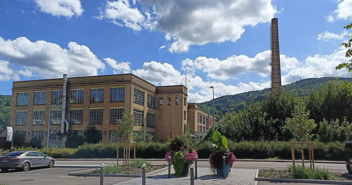 Vue depuis le jardin de l'ancienne abbaye de Munster, avec des bâtiments en arrière-plan
